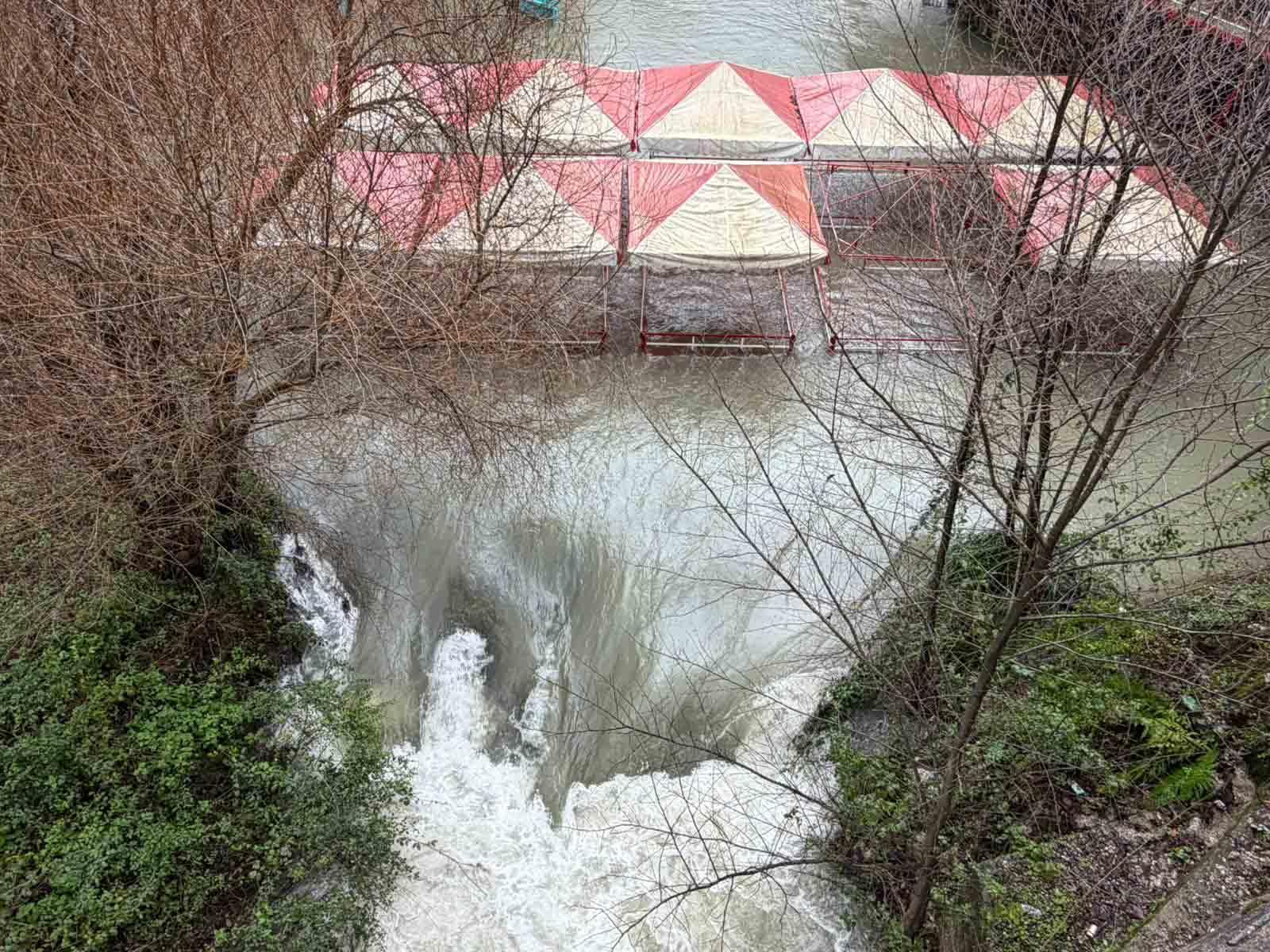 Dim Barajı’ndan su tahliyesi