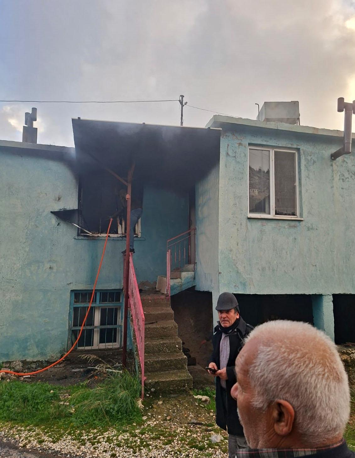 Ev yangınında yaralandı