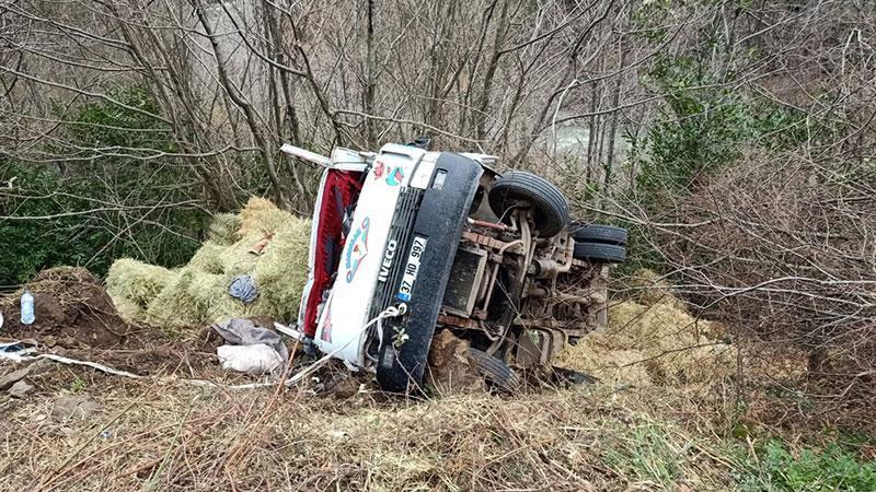 Kastamonu’da saman yüklü kamyon devrildi: 2 yaralı