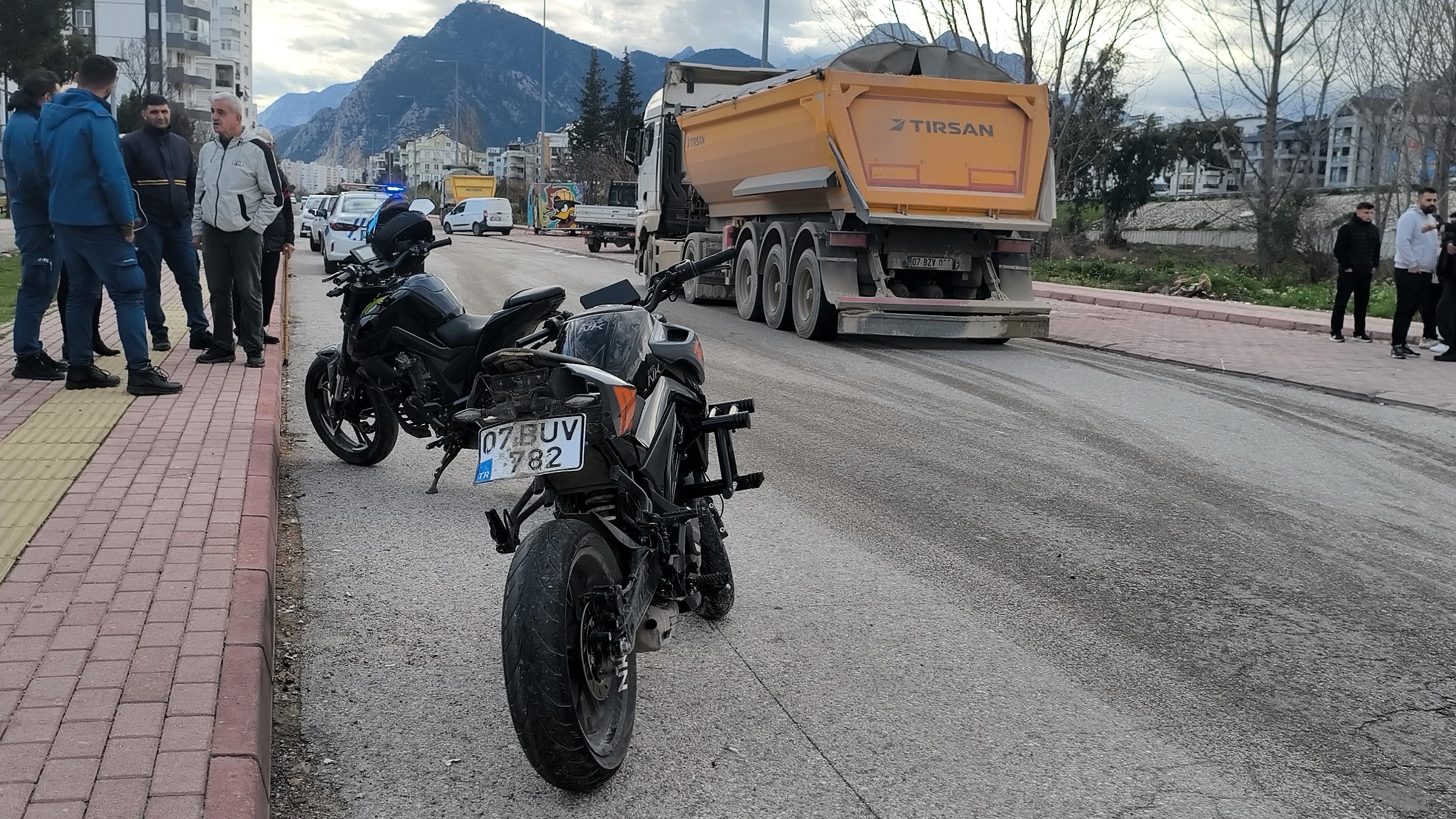 Motosikletle kamyona çarpan 2 liseli yaralandı