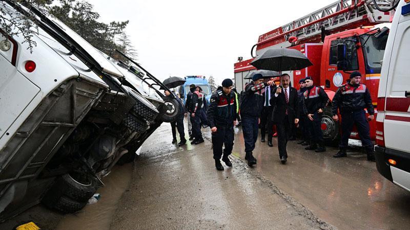 Isparta’da cezaevi ring aracı devrildi: 3 yaralı