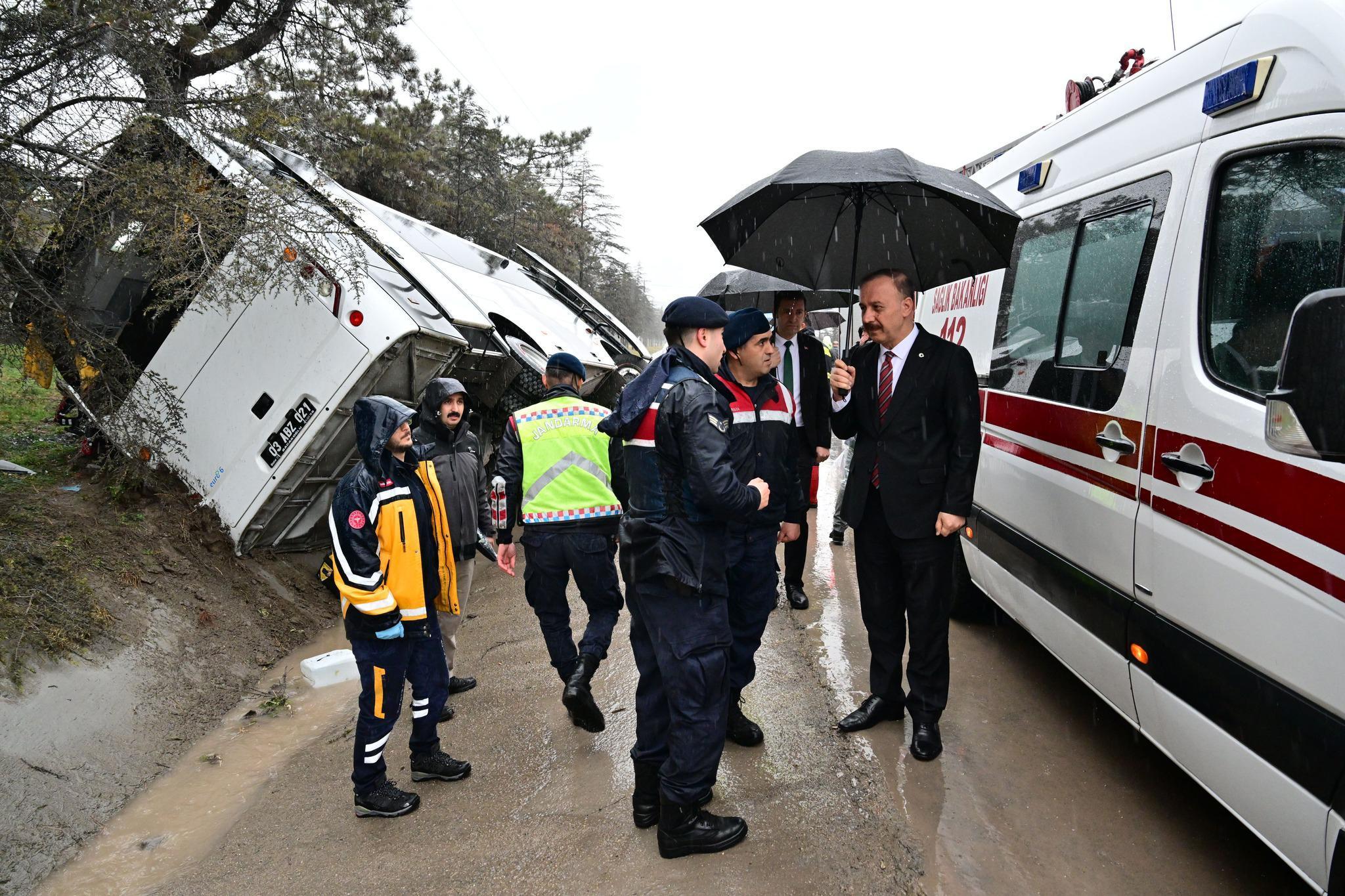 Isparta’da cezaevi ring aracı devrildi: 3 yaralı
