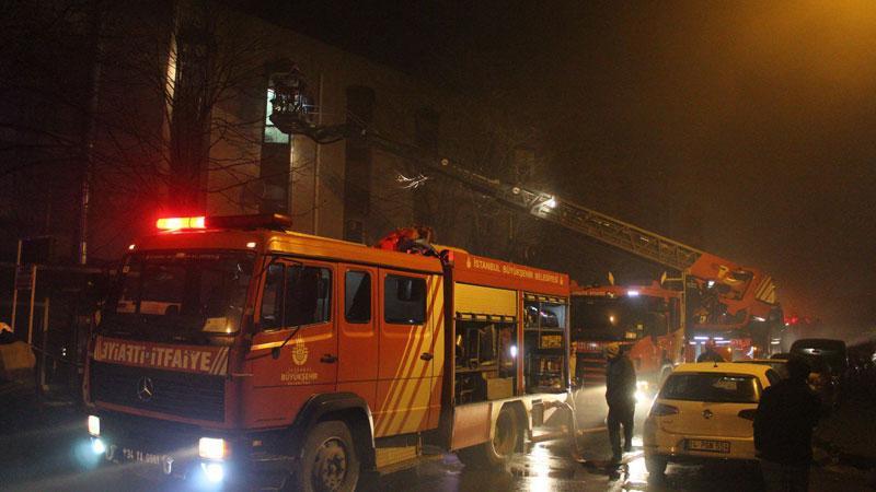 Kağıthane’de marangoz atölyesinde yangın; mahsur kalan 11 kişi ile 1 köpek kurtarıldı