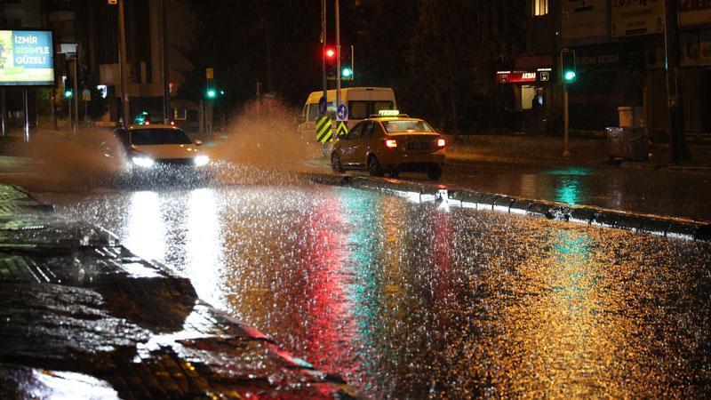 İzmir’de sağanak; cadde ve sokaklar göle döndü