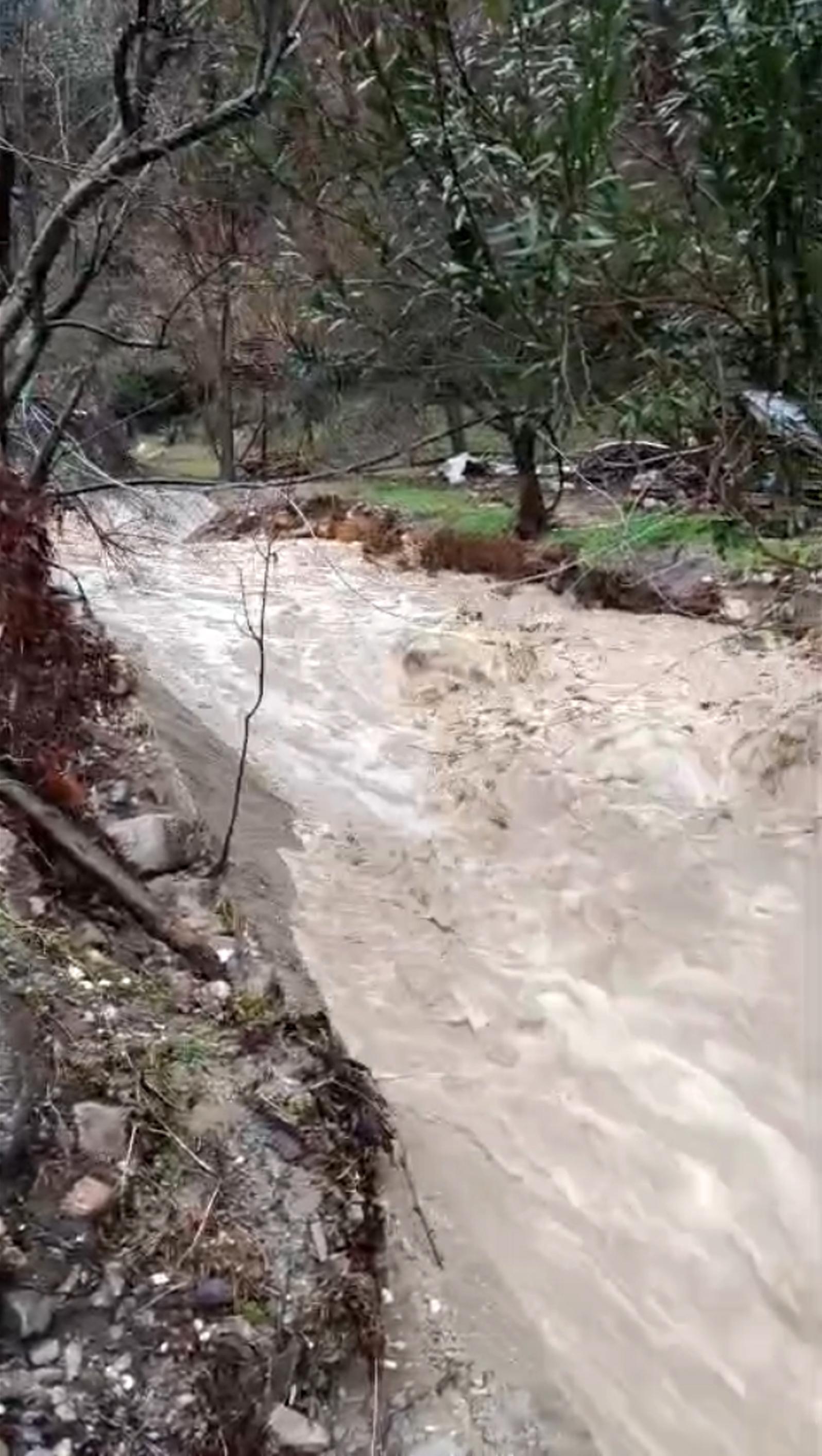 Eğirdir’de sağanak dereleri taşırdı