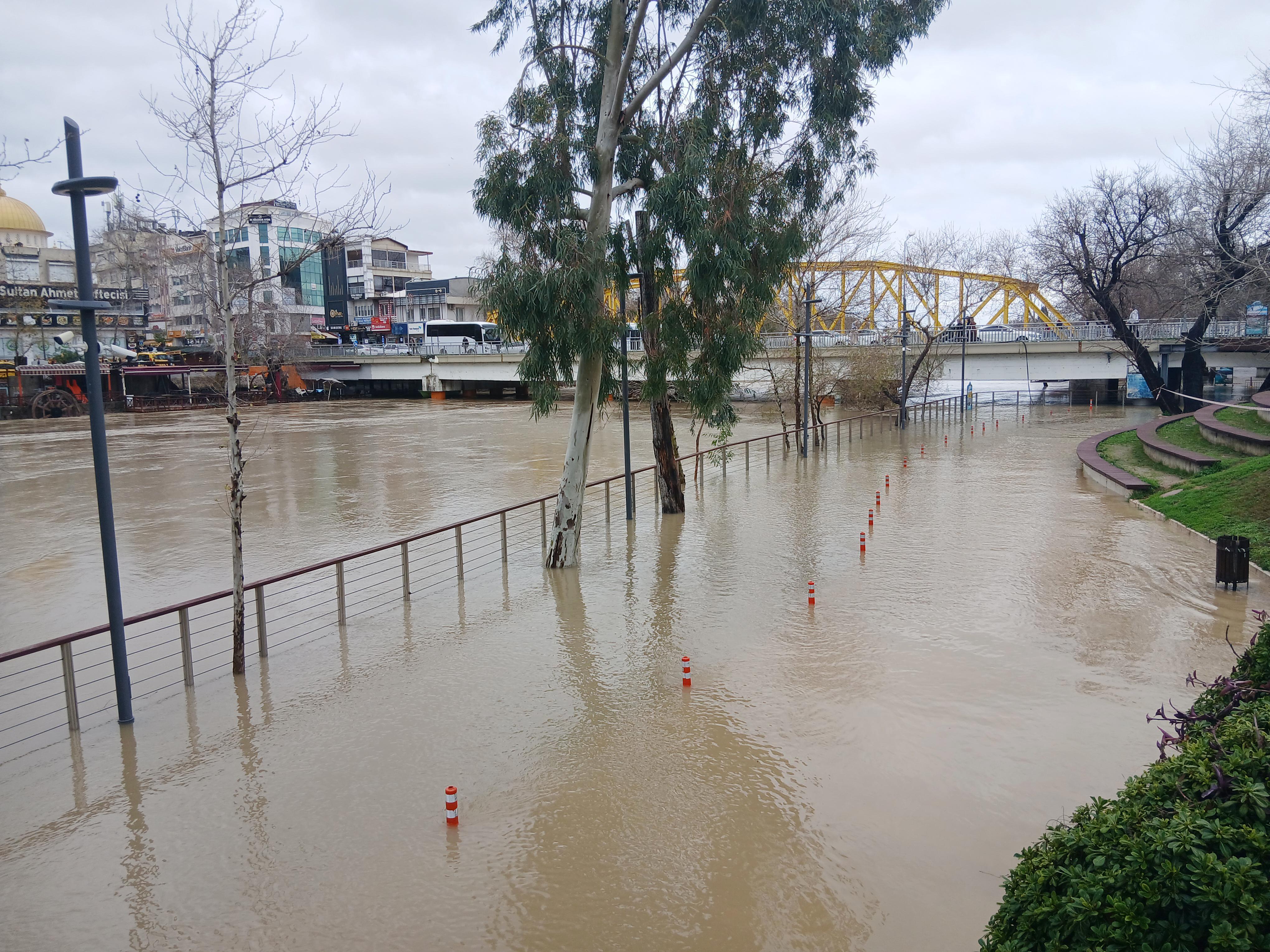 Antalya’yı sağanak vurdu; 7 ilçede okullar tatil edildi (4)