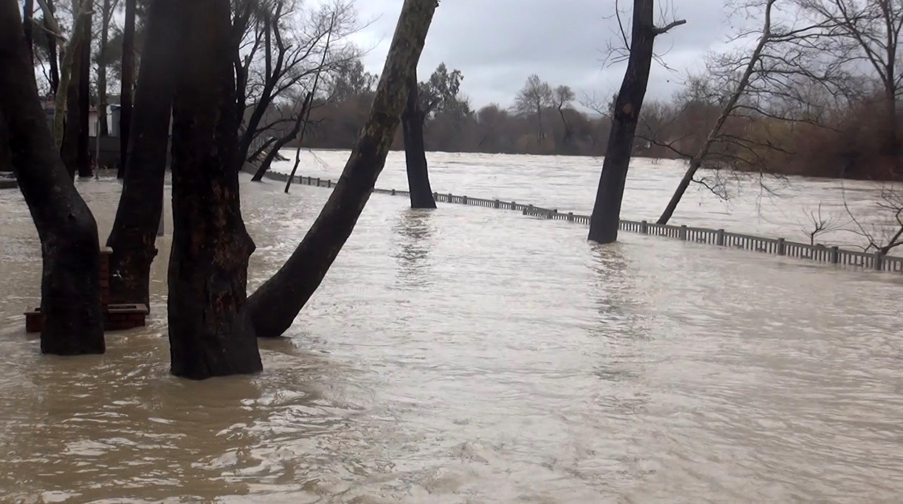Antalya’yı sağanak vurdu; 7 ilçede okullar tatil edildi (6)