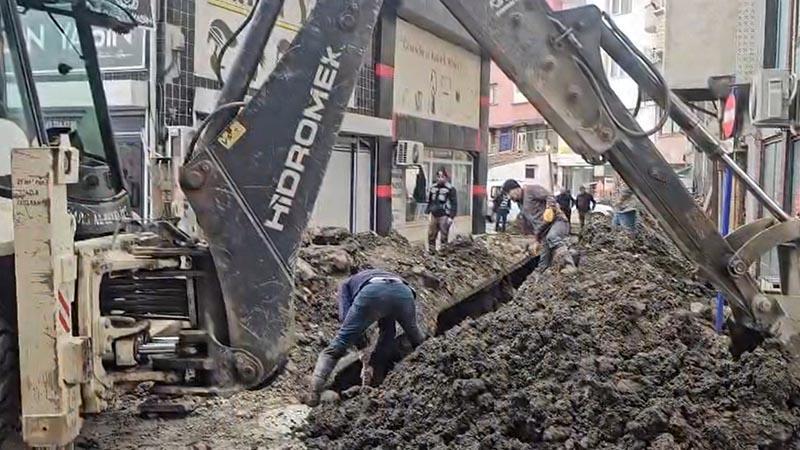 Kazı çalışmasında toprak altında kalan işçi kurtarıldı Kazı çalışmasında toprak altında kalan işçi kurtarıldı