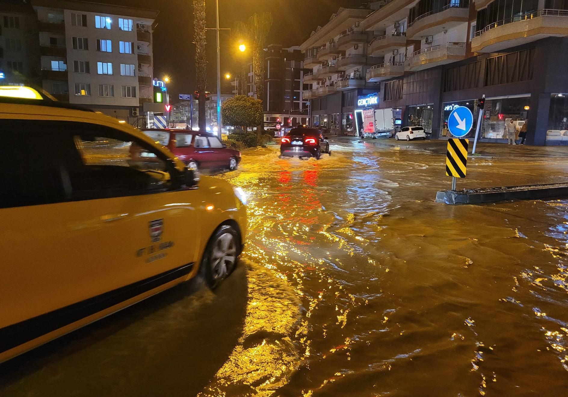 Alanya’da caddeleri su bastı