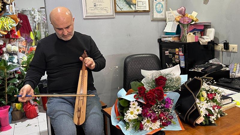 Ordulu çiçekçi, 14 Şubat’ta 65 yaş üstüne hem ücretsiz gül veriyor hem kemençe çalıyor