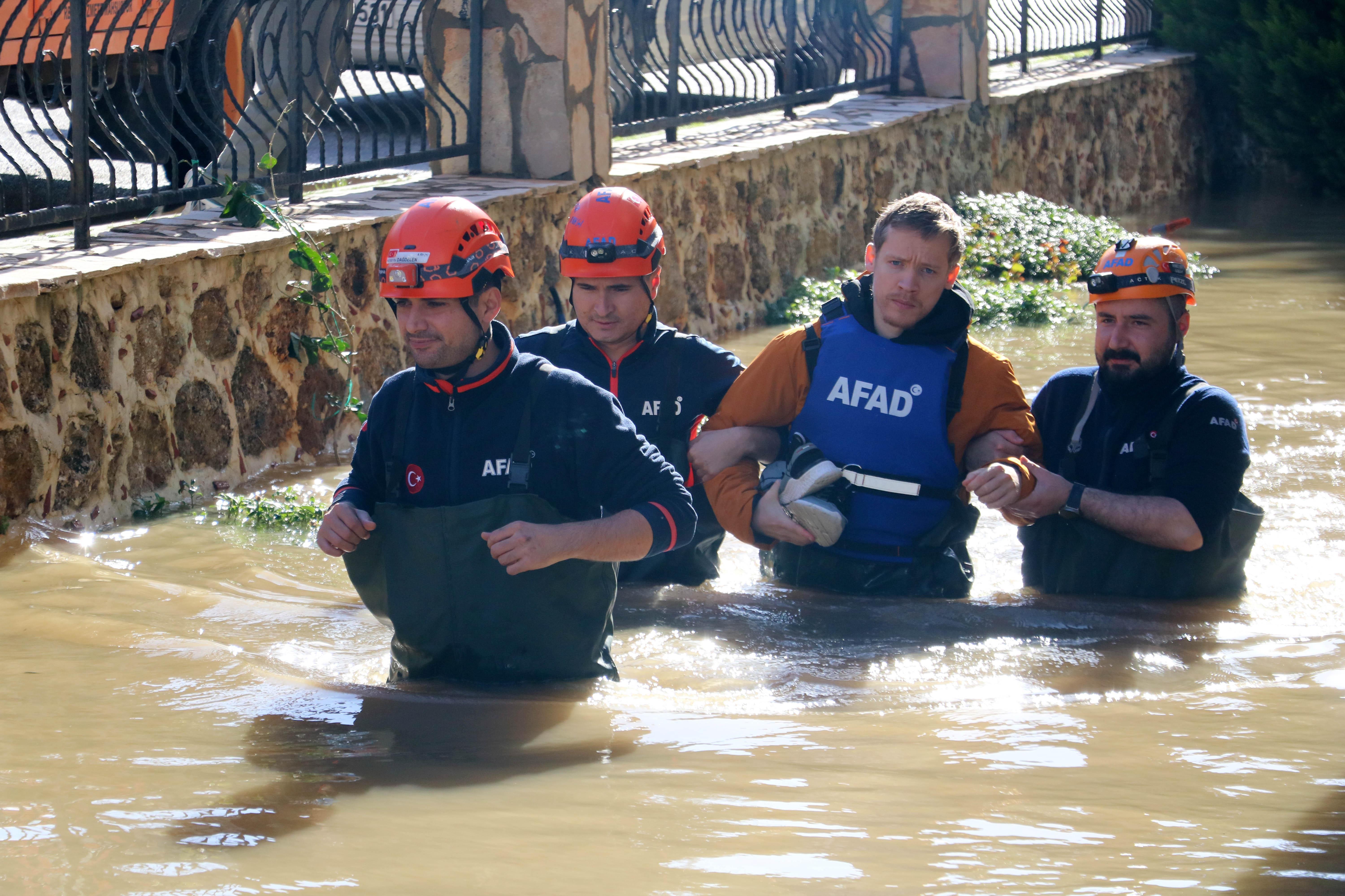 Antalya’da kuvvetli yağış 7 ilçede hasara neden oldu, mahsur kalan hayvanlar kurtarıldı (4)