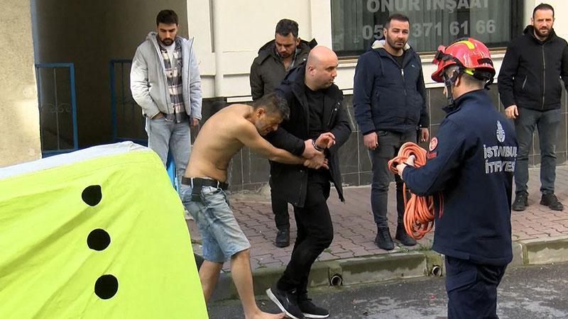 Küçükçekmece’de polis gelince kendini eve kilitledi; kapı kırılarak gözaltına alındı