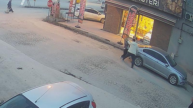 Malatya’da birlikte yaşadığı kadını sokak ortasında silahla tehdit etti; o analar kamerada Malatya’da birlikte yaşadığı kadını sokak ortasında silahla tehdit etti; o analar kamerada