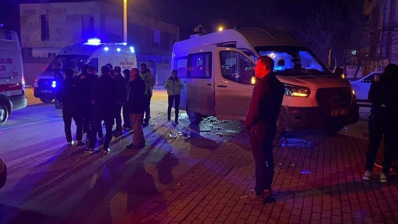 Bursa’da servis minibüsü ile otomobil çarpıştı: 9 yaralı