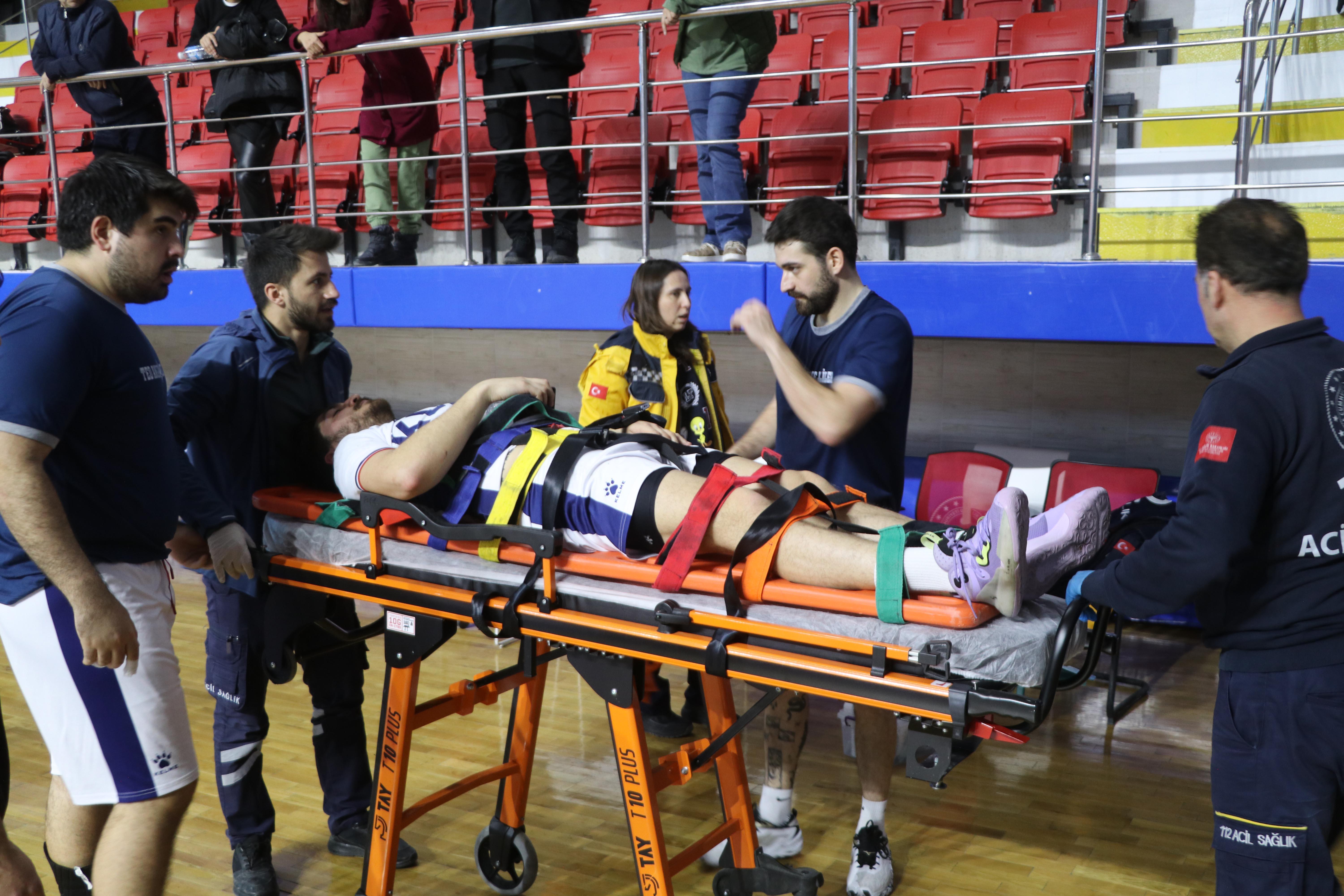 Rakibiyle çarpışan hentbolcu hastaneye götürüldü