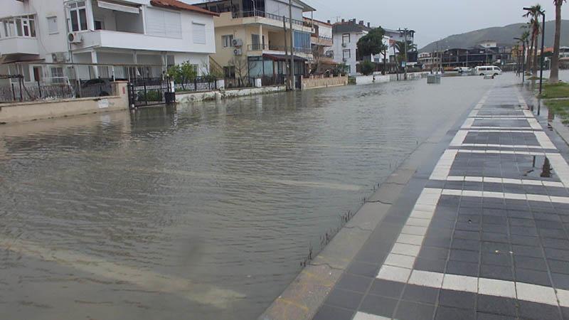 Balıkesir’de lodos; deniz taştı, yollar göle döndü