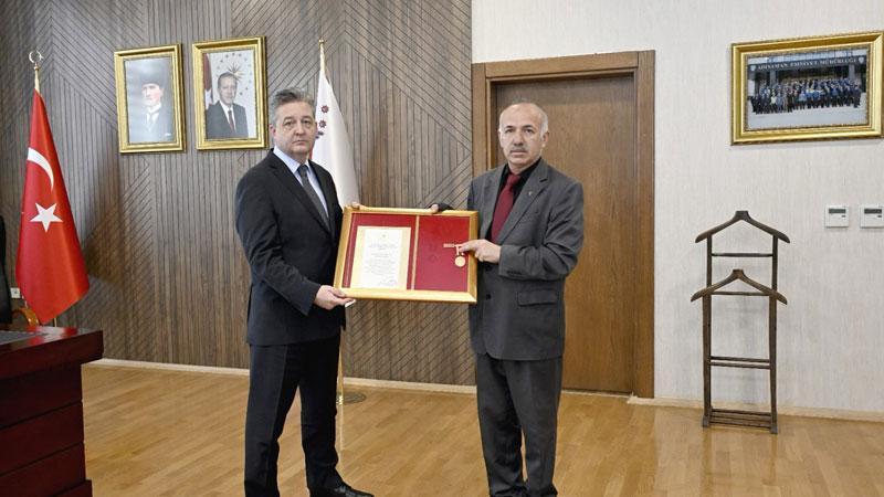 Madalyası depremde kaybolan gaziye yenisi hazırlanıp verildi