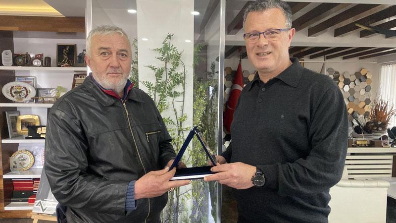 Temizlik işçisi bulduğu para ve ziynet eşyası dolu çantayı sahibine teslim etti