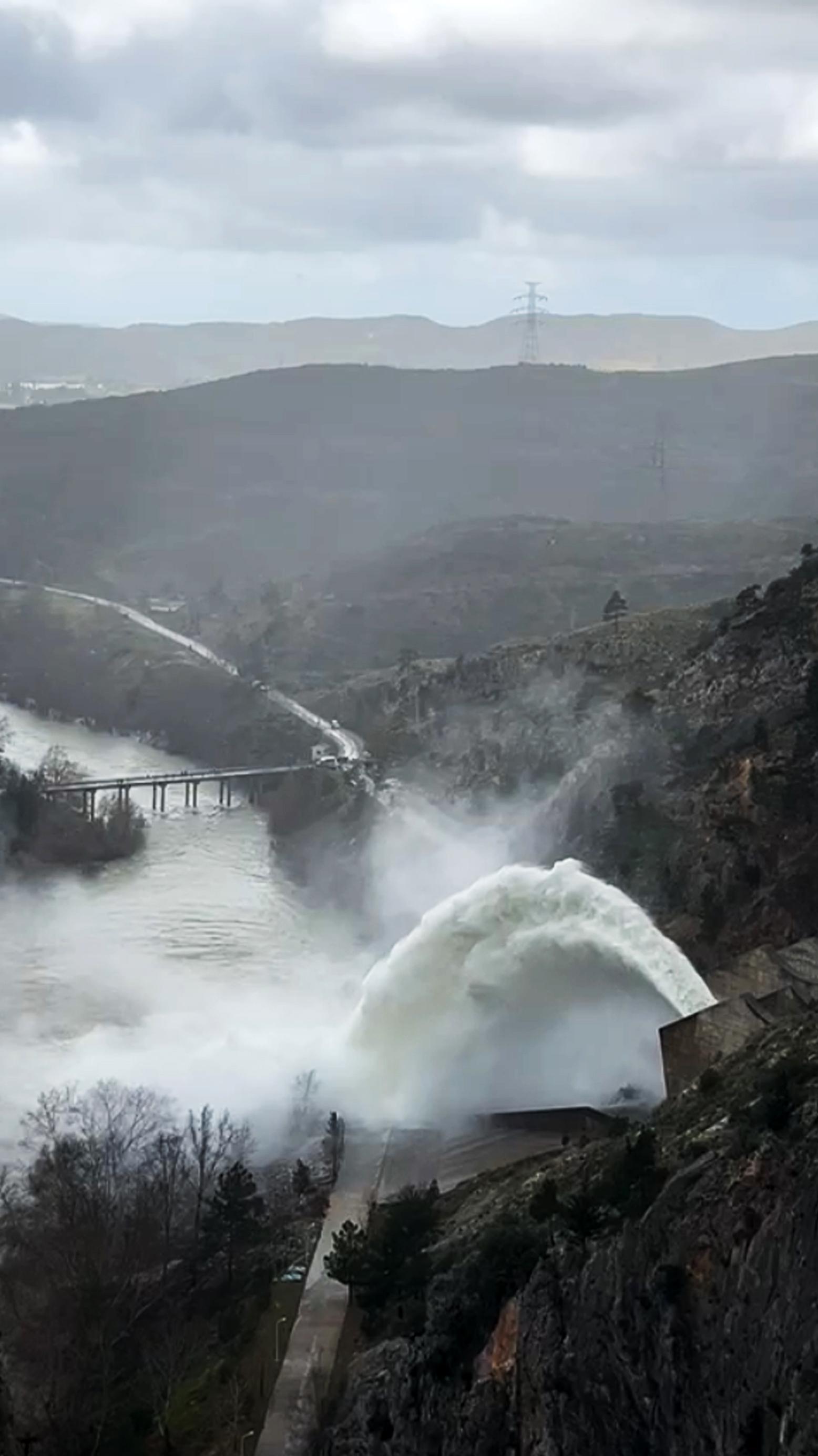 Manavgat’taki 2 barajdan kontrollü su bırakılmaya başlandı