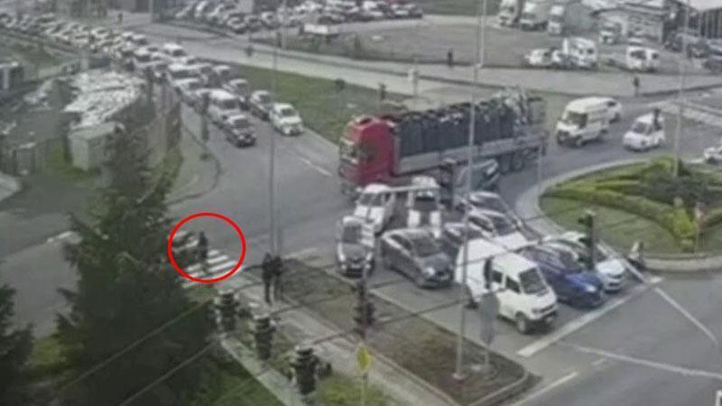 Otomobilin çarptığı bisikletli ağır yaralandı; kaza anı kamerada