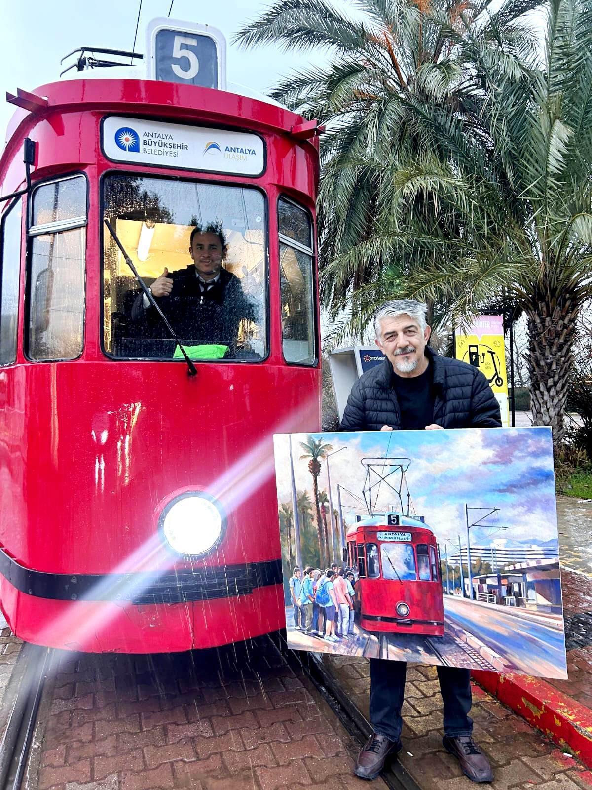 Her sabah bindiği tramvayı resmetti