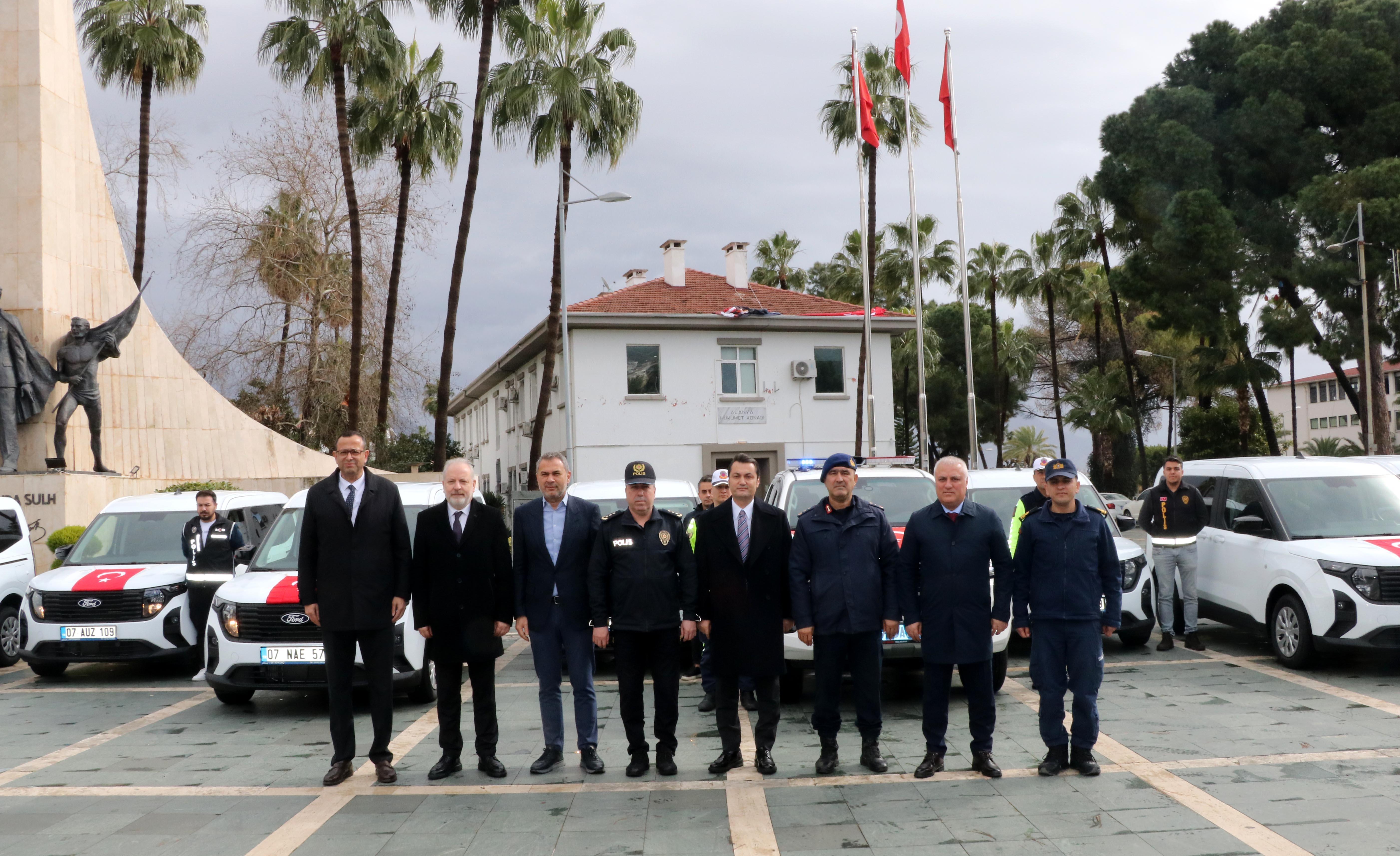 Alanya’da polis ve jandarmaya 15 araç