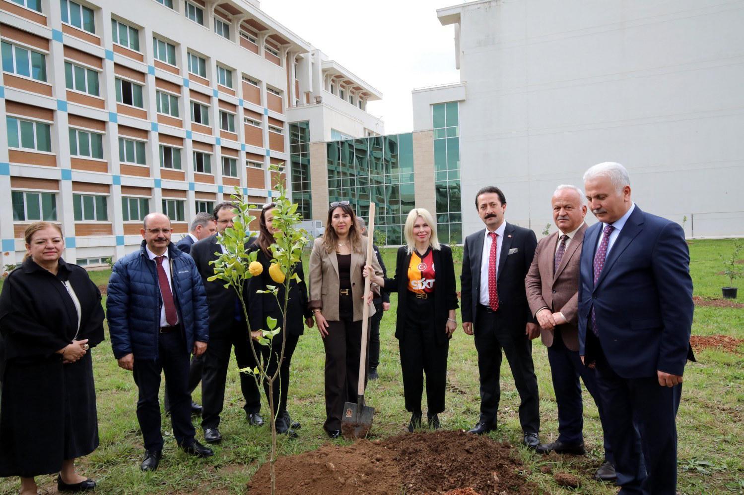 Rektör Özkan İlahiyat Fakültesi’nde ağaç dikti, Gazze sergisini gezdi