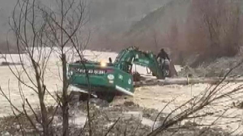 Kahramanmaraş’ta dere taştı, mahsur kalan vatandaş iş makinesiyle kurtarıldı
