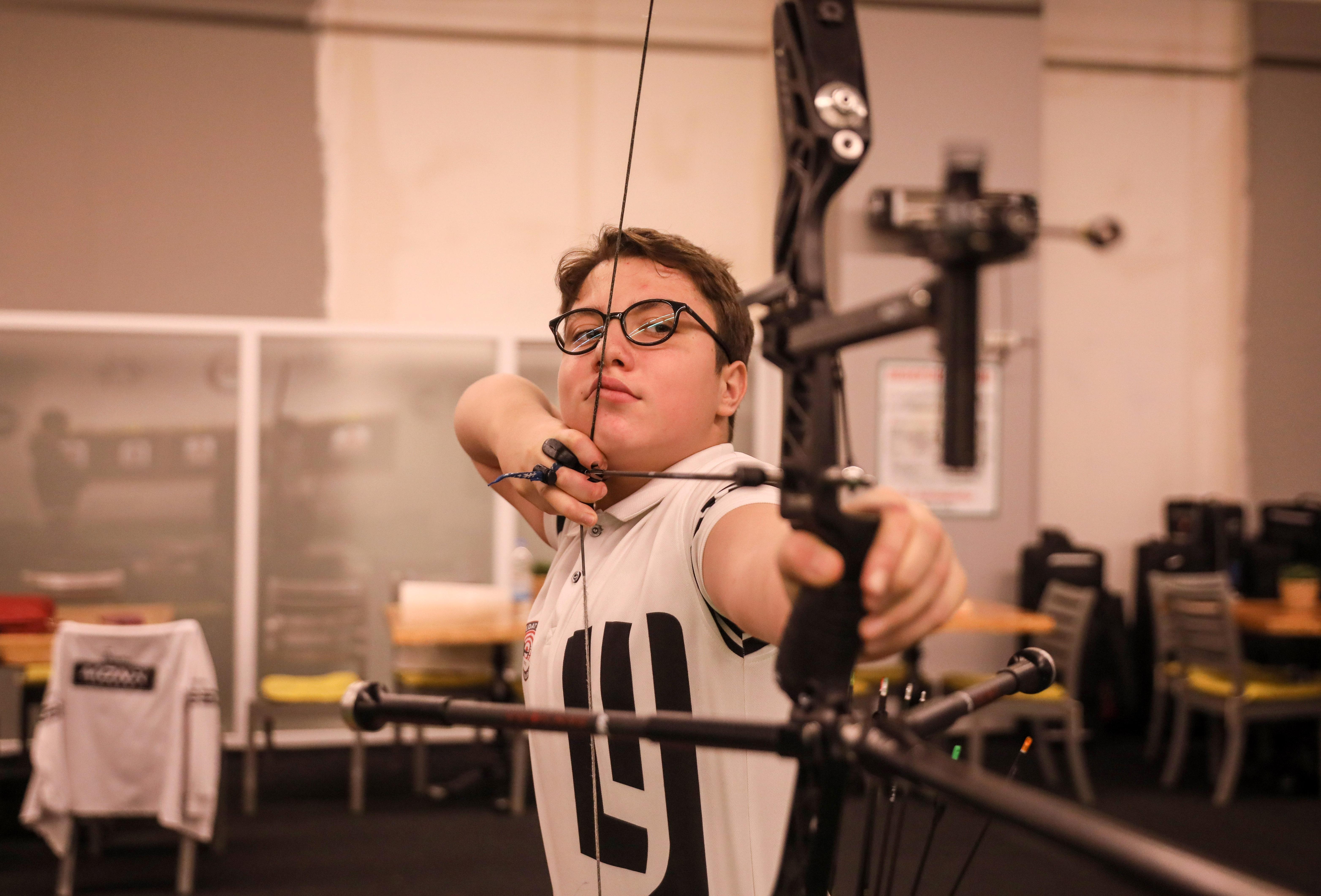 Oyuncak ok ve yay ile başladı, iki kez dünya ikincisi oldu