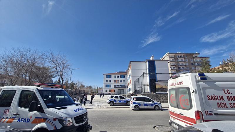 Cıva dökülen sınıftaki 14 öğrenci, zehirlenme şüphesi ile hastaneye kaldırıldı