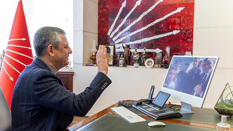 Özgür Özel, Adana’da Atatürk büstünü fırtınadan koruyan öğrencilerle görüştü