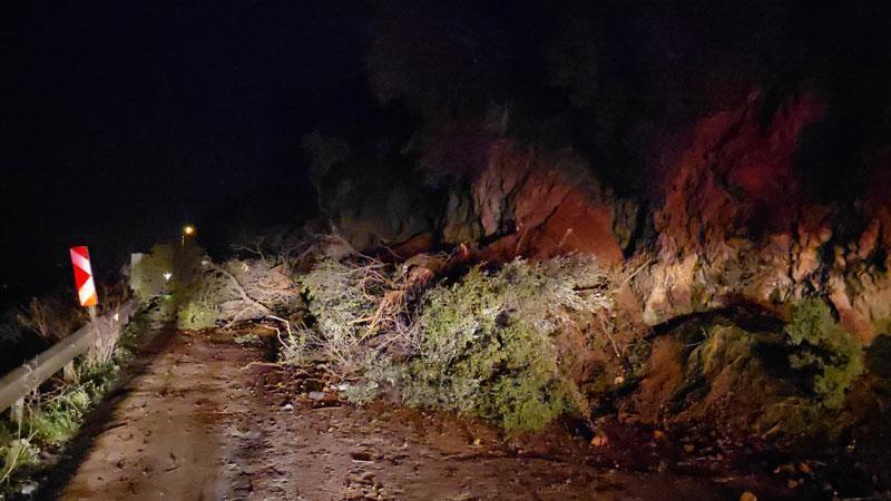 Bursa’da mahalle yolu heyelan nedeniyle ulaşıma kapandı