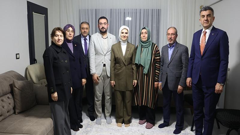 Bakan Göktaş, yeni evine kavuşan ailenin iftar sofrasına misafir oldu