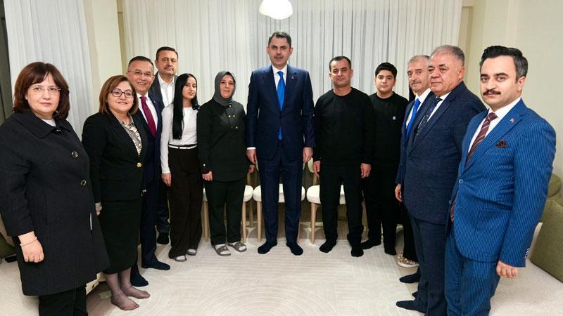 Bakan Kurum, depremzede ailenin yeni evine misafir oldu