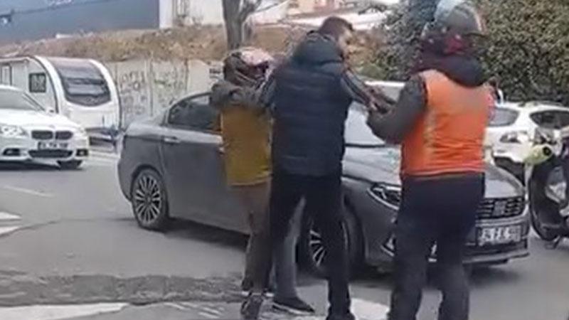 Ümraniye’de yol verme kavgasında silah çekti