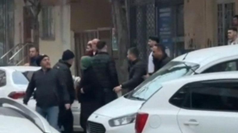 Küçükçekmece’de iftar saatinde çıkan park yeri kavgası kamerada