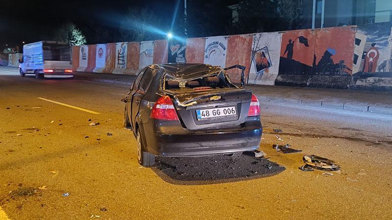Bingöl’de otomobil refüje çarpıp takla attı: 2 yaralı