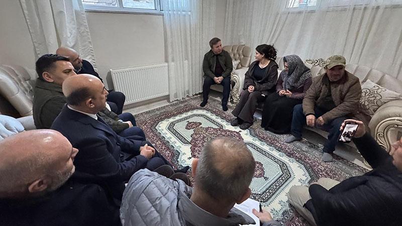 Çilem, özel gereksinimli abla ve ağabeyine hem annelik hem babalık yapıyor