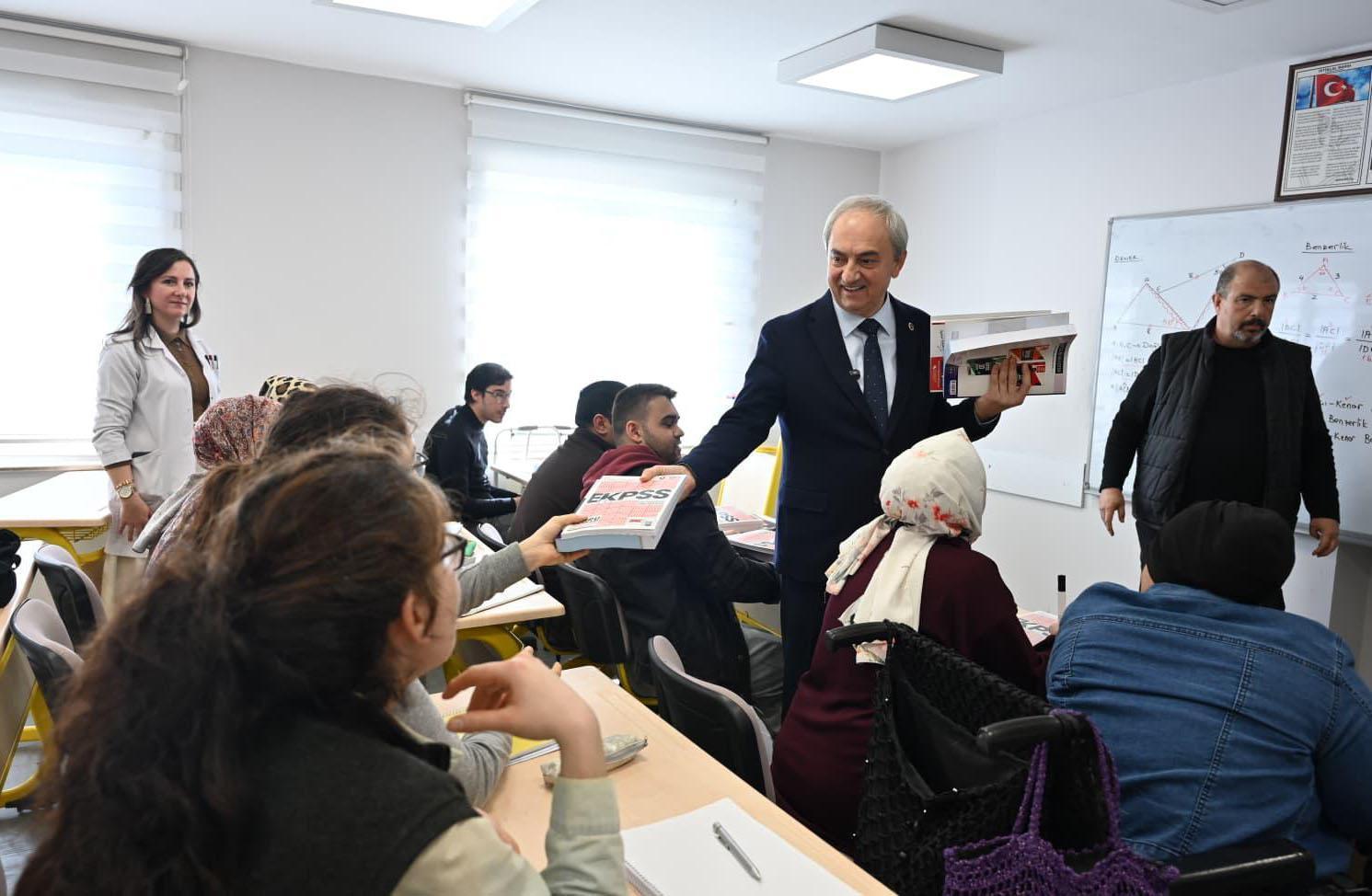 Başkan Kocagöz EKPSS kursunu ziyaret etti