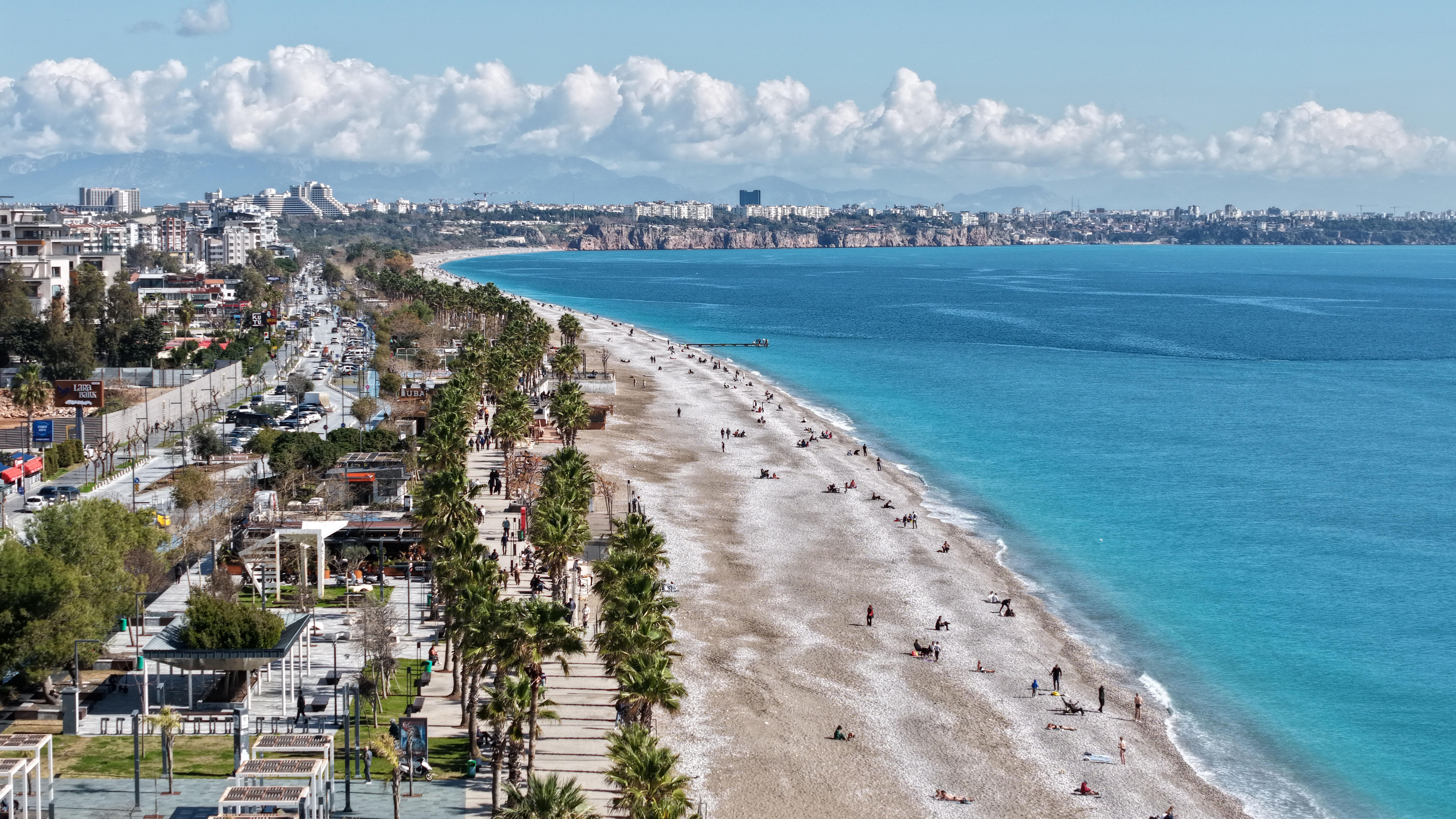 Antalya’da güneşi gören sahile koştu