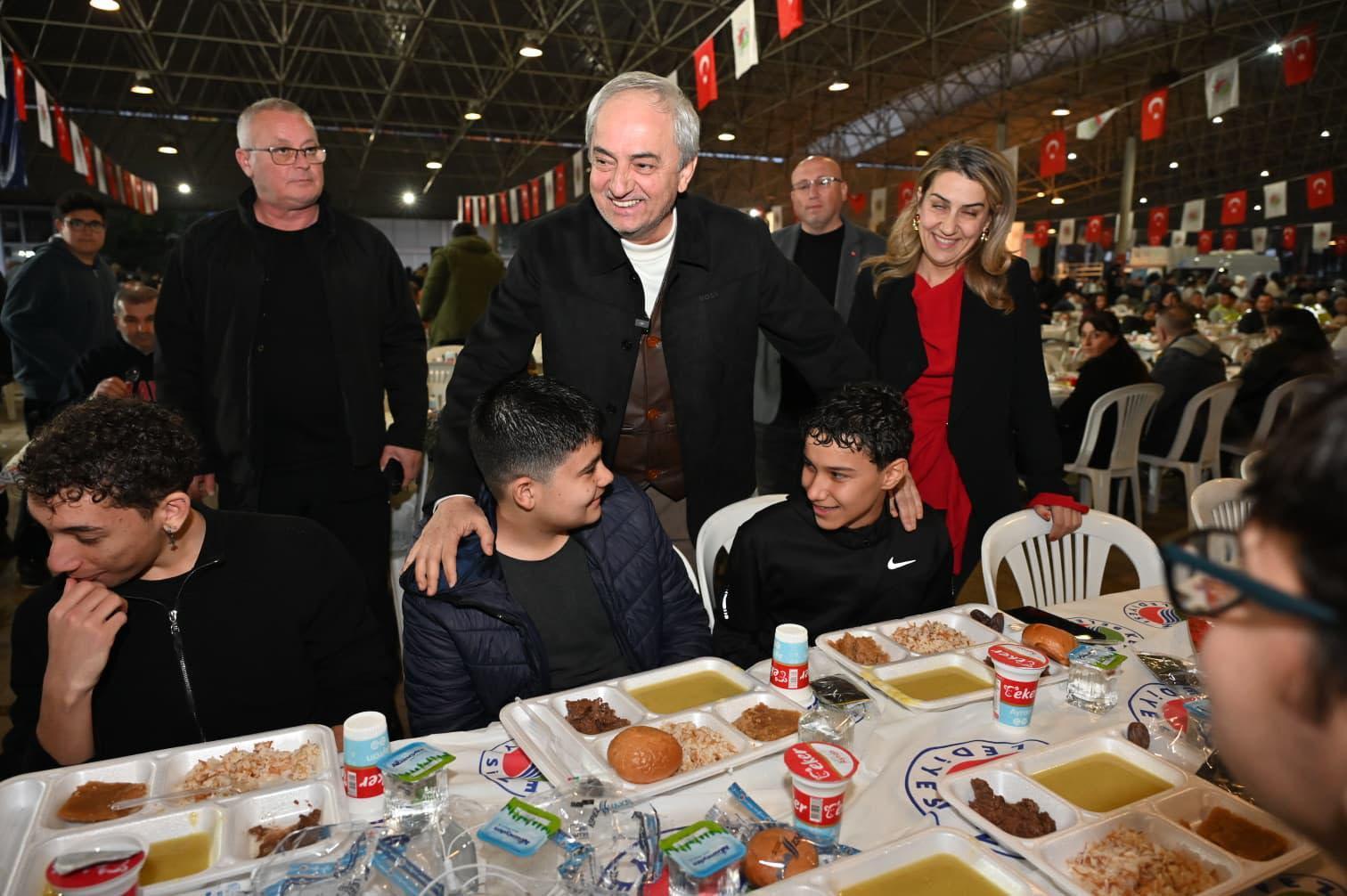 Kepez’de iftar sofraları kuruldu, lokmalar dağıtıldı