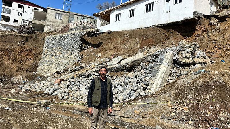 Yağış nedeniyle istinat duvarı çöktü, evin temeli ortaya çıktı Yağış nedeniyle istinat duvarı çöktü, evin temeli ortaya çıktı