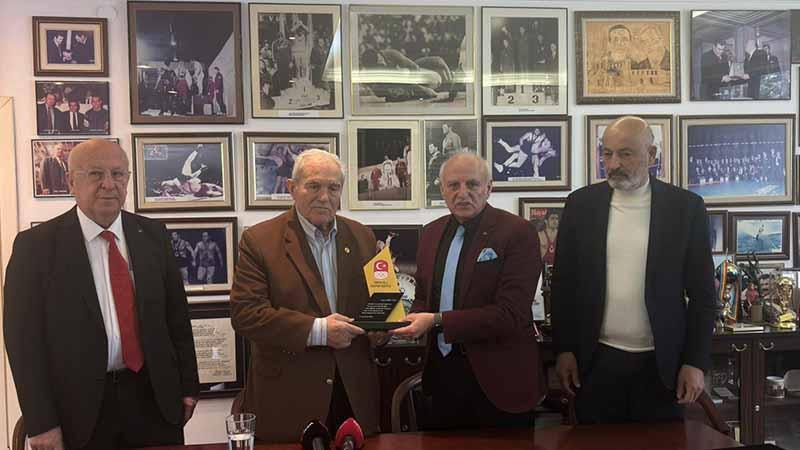 TMOK Anma ve Onurlandırma Komisyonu’ndan güreşin efsanesi Ahmet Ayık’a onur ödülü