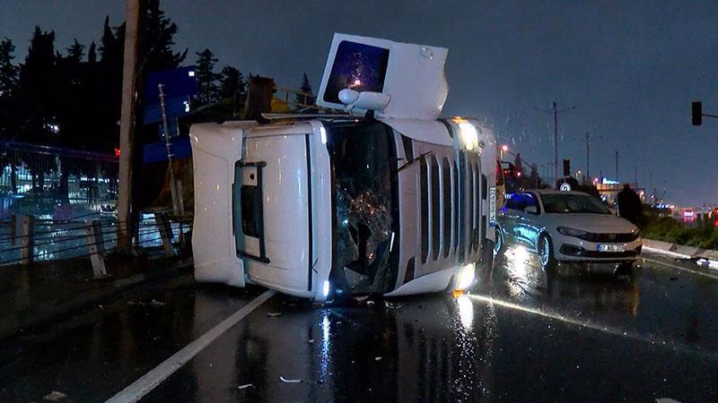 Bakırköy’de devrilen hafriyat kamyonunun şoförüne yardım etmek isteyen sürücüye otomobil çarptı