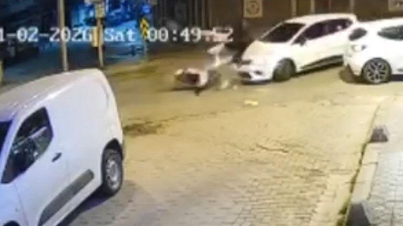 Zeytinburnu’nda motosikletlinin yaralandığı kaza kamerada
