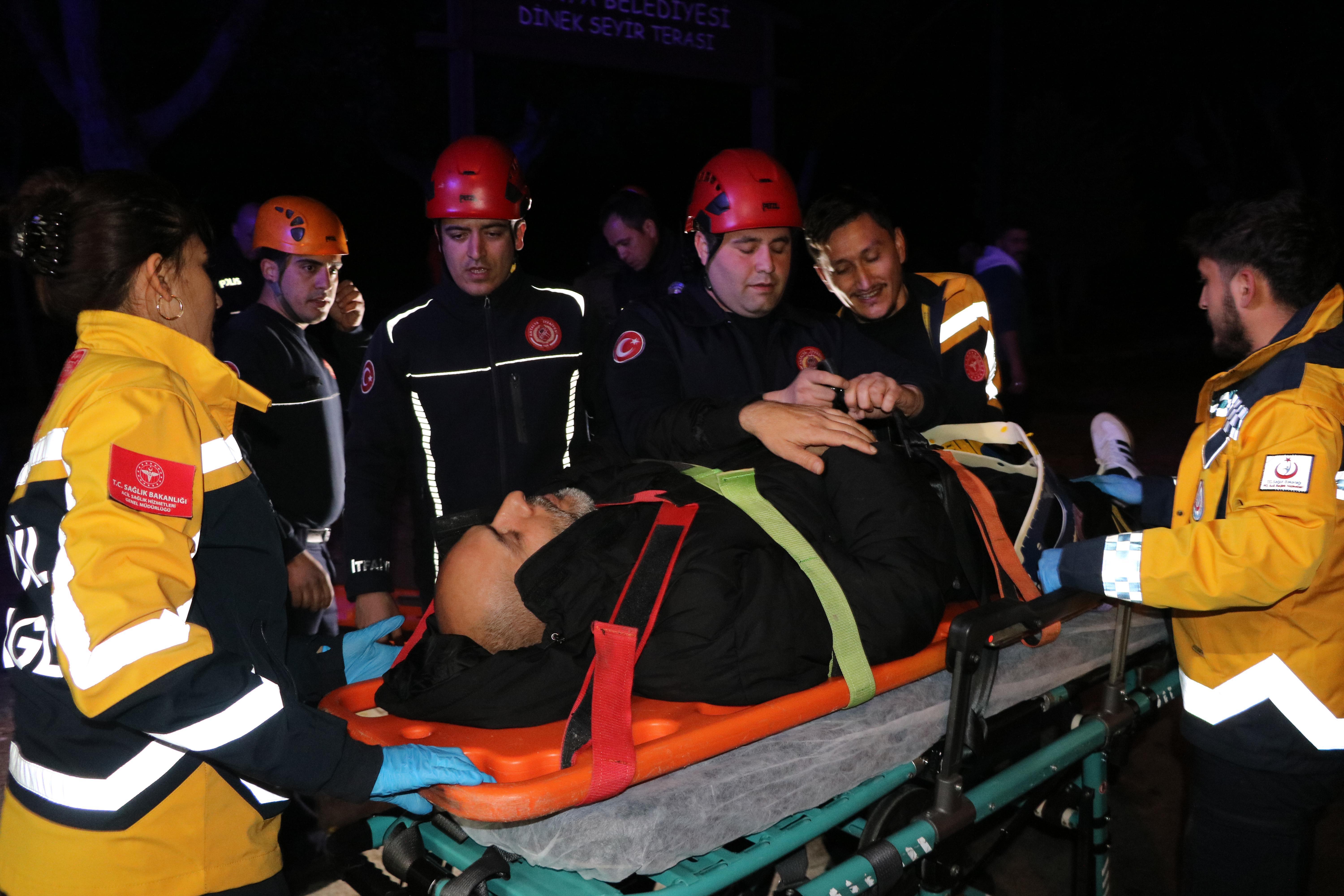 Kayalıklardan düşüp yaralandı