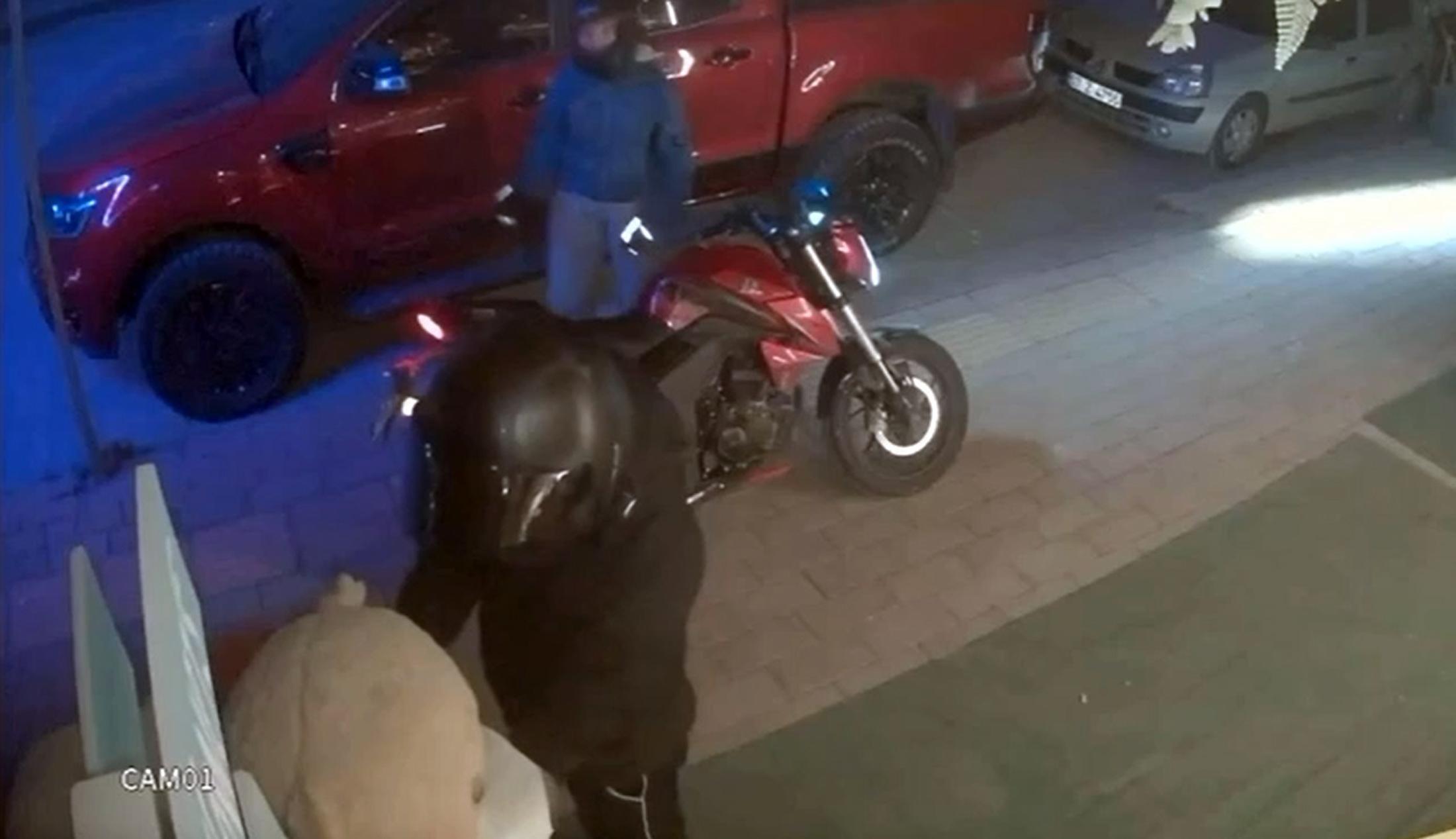 Çiçekçiden pelüş ayı hırsızlığı kamerada