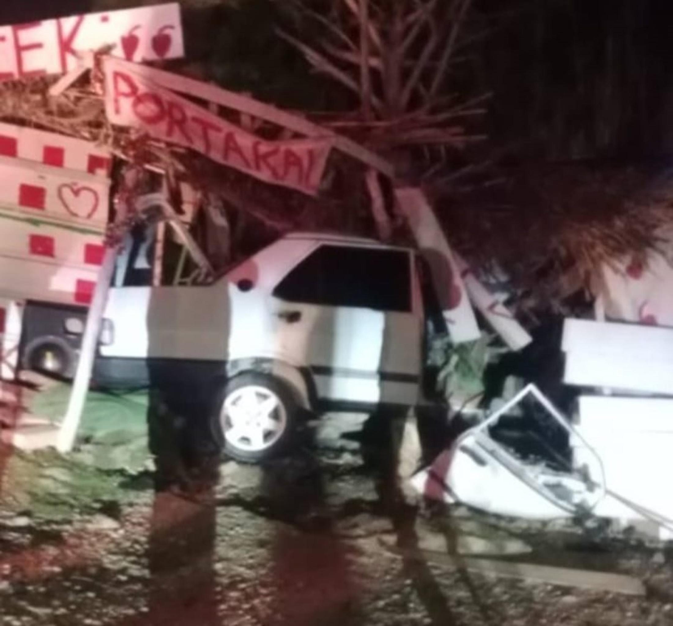 Otomobiliyle çilek tezgahına çarptı Otomobiliyle çilek tezgahına çarptı