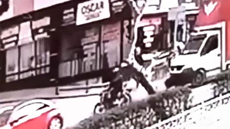 Kamyonet ve otomobile çarpıp takla atan motosikletin sürücüsü yaralandı; kaza kamerada
