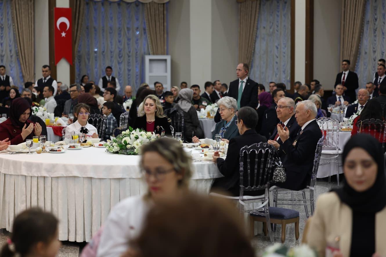 Bakan Güler, şehit aileleri ve gazilerle iftar yemeğinde bir araya ...
